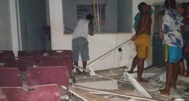 Vídeo: Bandidos explodem agência bancária com dinamite