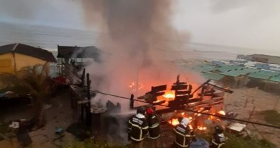 Bar na praia do Araçagi pega fogo e fica destruído após incêndio