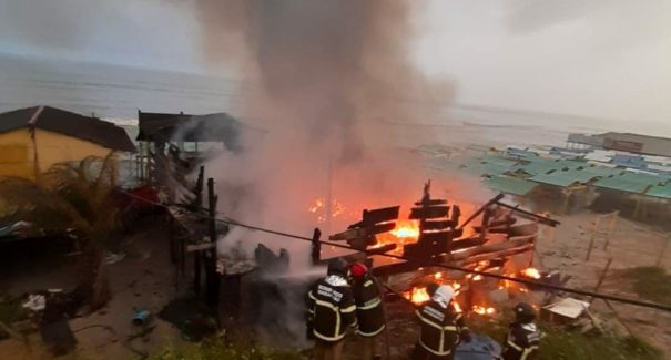 Bar na praia do Araçagi pega fogo e fica destruído após incêndio