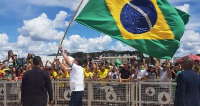 Manifestantes ignoram coronavírus e vão às ruas apoiar Bolsonaro