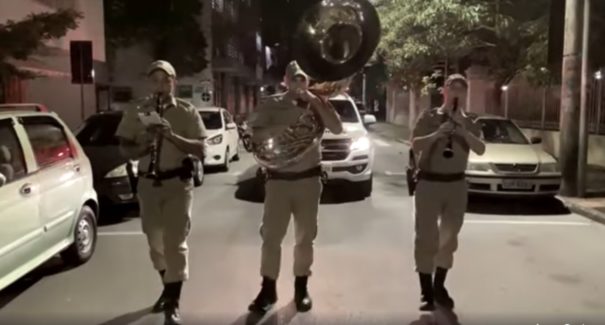 PMs tocam Stand By Me na rua para moradores confinados