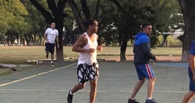Preso no Paraguai, Ronaldinho Gaúcho joga futebol com outros detentos