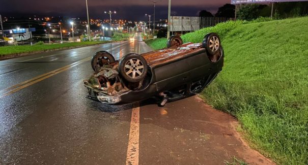 Jovem colide com moto, capota carro e é autuado por dirigir bêbado na BR-222