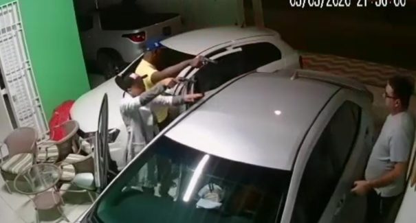 Vídeo: assaltantes rendem motorista dentro de casa no bairro da Cohama