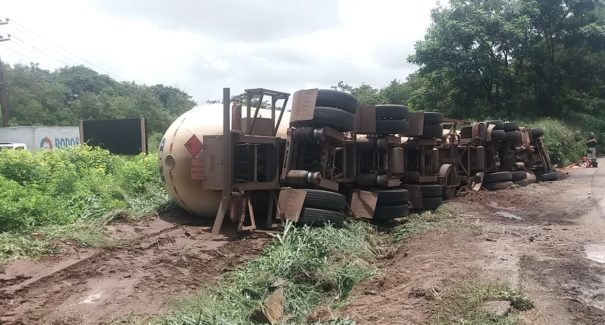 Carreta tomba na BR-135; motorista fica gravemente ferido