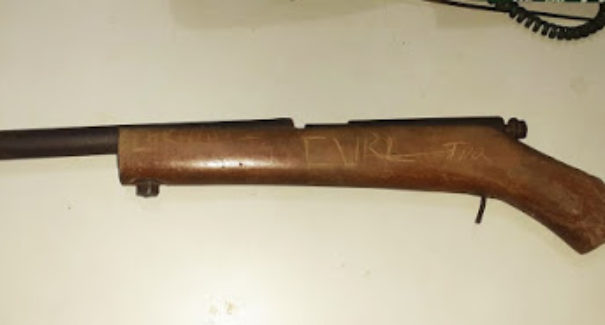 Mulher é presa por portar arma de fogo utilizada em tentativa de homicídio