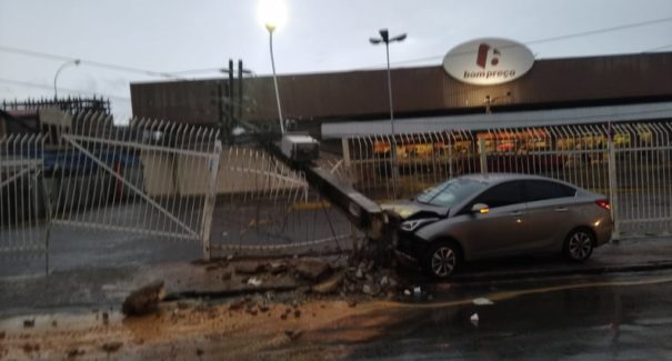 Carros derrubam postes em acidentes na madrugada desse sábado