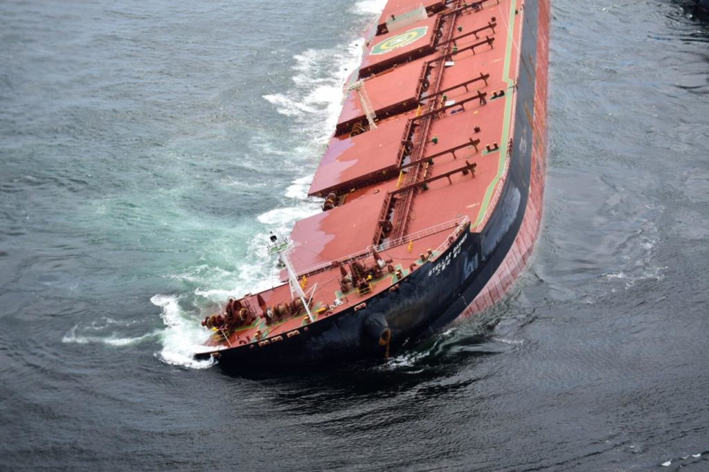 Fase de reflutuação do navio encalhado na costa do Maranhão chega ...