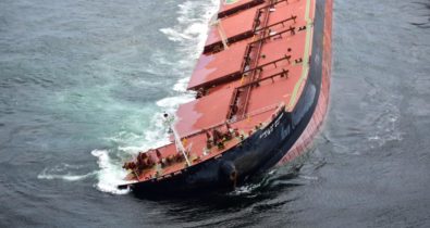 Marinha informa que navio encalhado continua sem vazamento de óleo