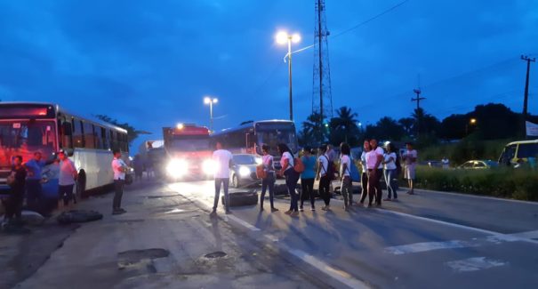 Estudantes realizam protesto na BR-135 na manhã desta segunda-feira (16)