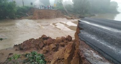 Parte da BR-222 é levada por forte chuva no km 660, em Açailândia