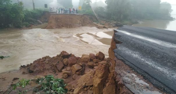 Parte da BR-222 é levada por forte chuva no km 660, em Açailândia
