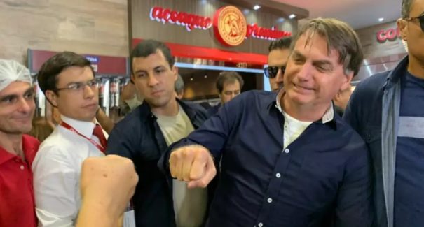Bolsonaro sai às ruas do DF e grava vídeos com comerciantes