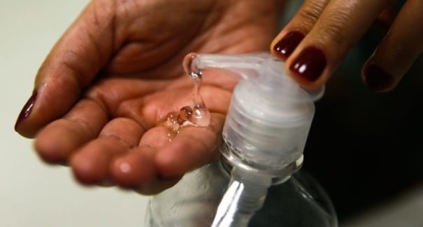 Excesso de ál­co­ol gel pode causar lesões, afirmam especialistas