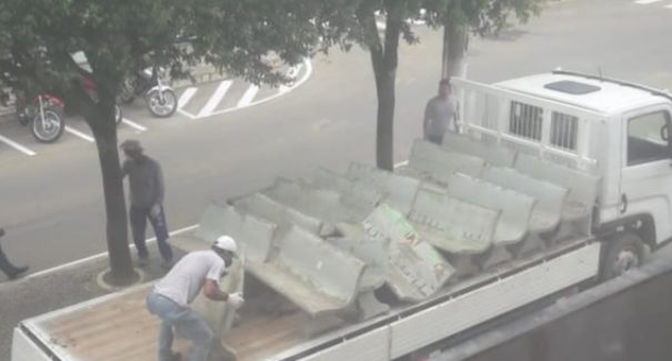 Prefeitura retira bancos de avenida para manter idosos em casa