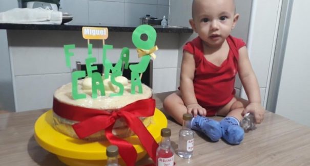Bebê ganha festa com tema ‘Fique em Casa’ em prevenção ao coronavírus