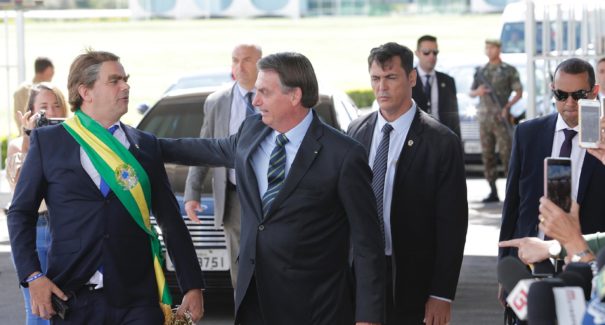 Bolsonaro usa ator fantasiado para falar sobre crescimento do PIB