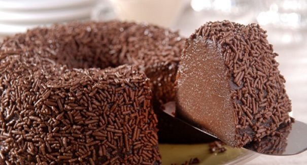 Aprenda a fazer brigadeirão no microondas