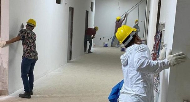 Equipes trabalham para concluir leitos para pacientes de coronavírus em 15 dias