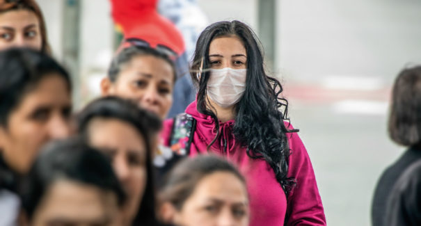 Justiça determina que mulher fique em isolamento domiciliar, sob pena de multa