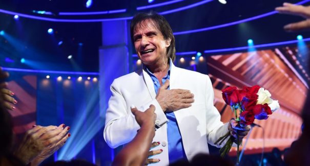Roberto Carlos adia turnê em cruzeiro