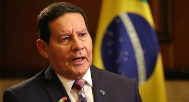 Mourão vai na contramão de Bolsonaro e defende isolamento