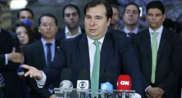Maia anuncia R$ 500 de ajuda para trabalhadores informais durante pandemia