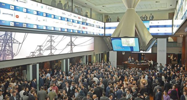 Bolsa volta a operar em queda após circuit breaker ser acionado; entenda