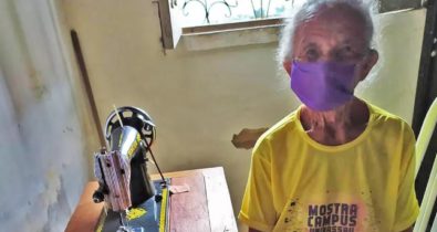 Idosa de 87 anos confecciona máscaras para doação em Santa Quitéria