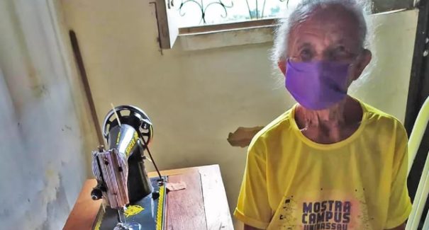 Idosa de 87 anos confecciona máscaras para doação em Santa Quitéria