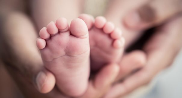 Mulher é presa suspeita de abandonar filha de 2 meses na porta de casa