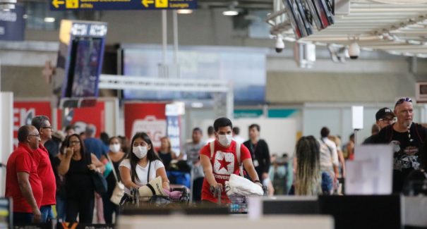 Máscaras voltam a ser obrigatórias em aviões e aeroportos