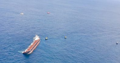 Ministro do Meio Ambiente sobrevoa navio e afirma: “não há vazamento de óleo”