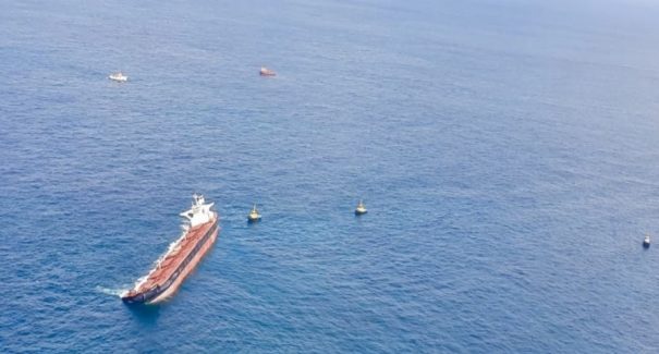 Ministro do Meio Ambiente sobrevoa navio e afirma: “não há vazamento de óleo”
