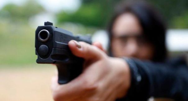 Criminosos roubam pertences de passageiros em assalto a van
