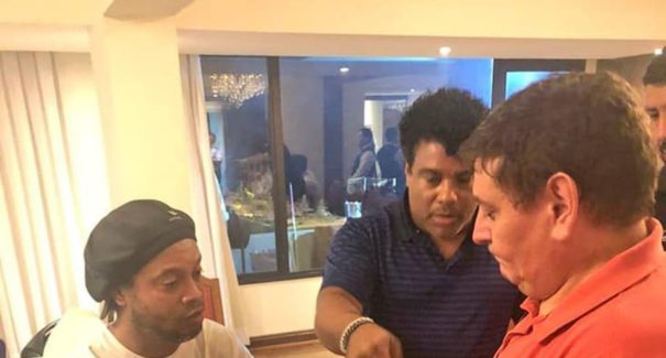Ronaldinho tinha passaporte original com dados falsos, diz MP
