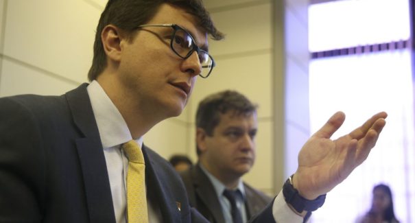 Empresas poderão cortar jornadas e salários pela metade