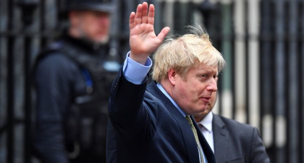 Com Covid-19, Boris Johnson é internado em UTI