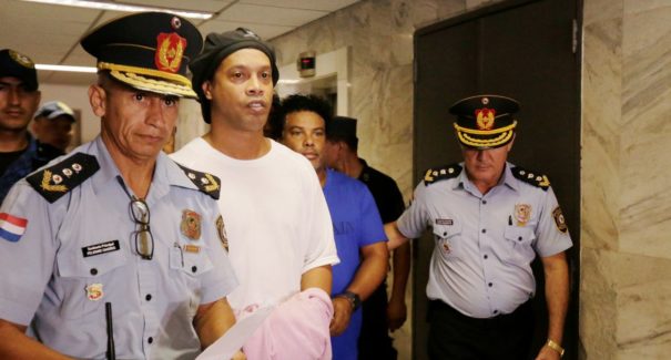 Em primeira entrevista desde prisão, Ronaldinho fala em surpresa