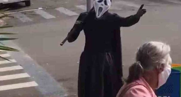 Homem usa fantasia da Morte para ‘expulsar’ idosos das ruas