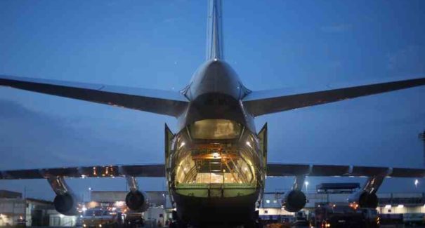 Segundo maior avião do mundo pousa em Brasília com 40t de máscaras