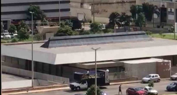 VÍDEO: Com carro de som, mulher incentiva população a sair de casa