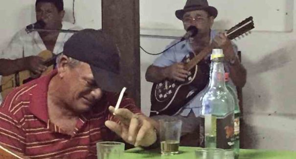 Chorando no boteco? Conheça história por trás da foto que virou meme