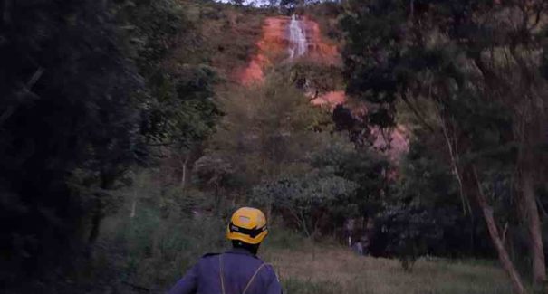 Jovem morre ao cair de cachoeira de 100 metros