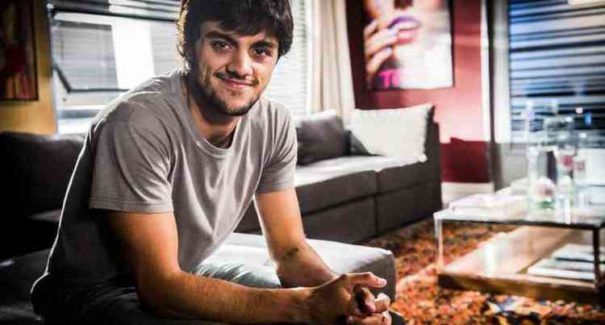 Ator Felipe Simas, da Globo, é diagnosticado com Covid-19