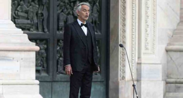 Andrea Bocelli emociona com apresentação na Catedral de Milão