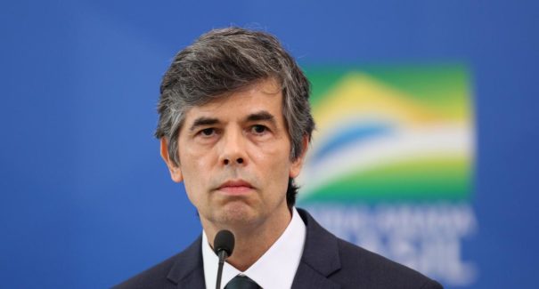 “A vida é feita de escolhas e eu escolhi sair”, diz Nelson Teich