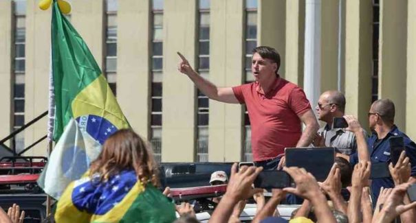 ‘Acredito em vocês’, diz Bolsonaro a apoiadores pró-intervenção militar