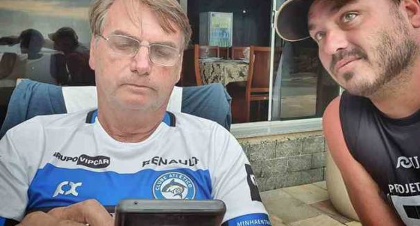 PF confirma que Carlos Bolsonaro atua como articulador em esquema de notícias falsas