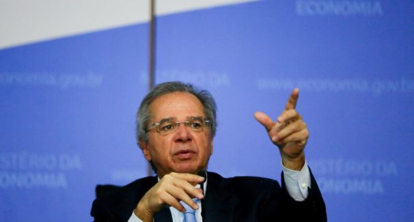 Guedes quer congelamento de salários de servidores por um ano e meio